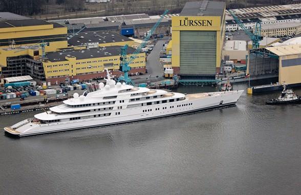 Suudi Prensi El Velid bin Talal Almanya'da yat &uuml;reticisi L&uuml;rssen-Werft'e inşa ettirdiği "Azzam" adlı yatını d&uuml;n denize indirdi. 