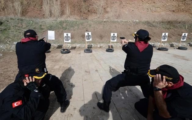 Ankara'nın G&ouml;lbaşı il&ccedil;esindeki &Ouml;zel Harekat Dairesi Başkanlığının eğitim sahasında d&uuml;zenlenen kursa, başkentte ve Diyarbakır'daki farklı birimlerde g&ouml;revli 19 polis katıldı.