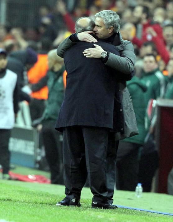 <p>Şampiyonlar Ligi çeyrek final rövanş maçında Real Madrid'i kendi sahasında 3-2 yenen Galatasaray'a övgüler yağdırıldı.</p>
<p> </p>
<p>Dünya basını, Galatasaray'ın Real Madrid'i 3-2 yendiği maçta "Galatasaray başı dik ayrıldı", "Mourinho mağlubiyetle rahatladı" ve "Real ikinci yarı ateşinden kurtuldu" başlıklarını attı.</p>