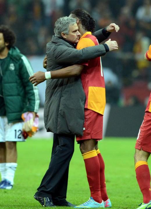 <p>İngiliz yayın kuruluşu BBC de Galatasaray-Real Madrid maçına geniş yer verdi. Real Madrid'in ikinci yarıdaki şiddetli hücumdan kurtulmayı başararak yarı finale yükseldiğini belirten BBC, İspanyol takımının 24'üncü kez yarı finale çıktığına dikkat çekti.</p>