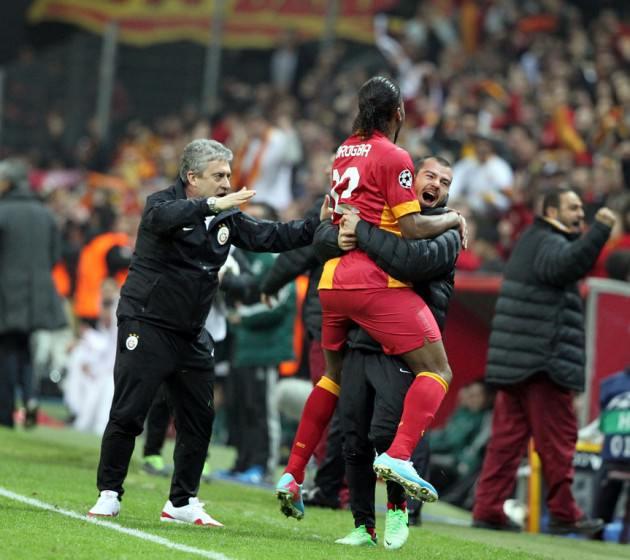 <p>Haberde, Cristiano Ronaldo'nun Türk taraftarları erken bir golle susturduğu, Galatasaray'ın Emmanuel Eboue'nin muhteşem golüne kadar etkili olmadığı belirtildi. Ancak Sneijder ve ardından Didier Drogba'nın topukla attığı gol Real'i kaya gibi sarstı. Galatasaray'ın umutlarını söndüren ise yine Ronaldo oldu.</p>