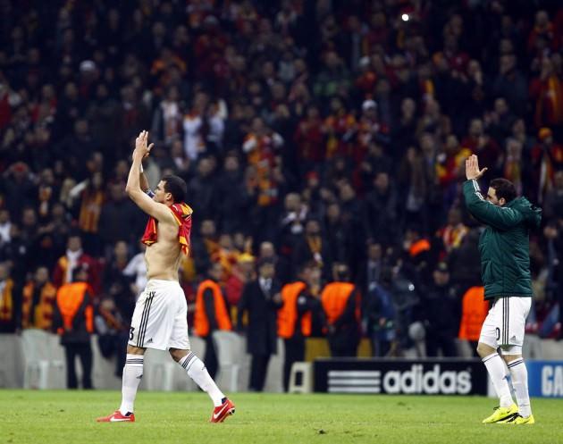 <p>İngiliz Guardian gazetesi: Real Madrid, Galatasaray'ın turu geçmek için ortaya koyduğu dramatik mücadeleden Cristiano Ronaldo'nun attığı iki golle sağ çıkmayı başardı. José Mourinho'nun ekibi, 3-2'lik mağlubiyete rağmen turu geçen taraf oldu.</p>