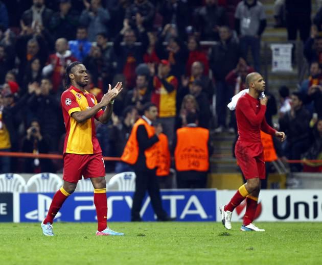 <p>İngiliz bulvar gazetesi The Sun: José Mourinho, dördüncü kez Şampiyonlar Ligi'nde yarı finale kalmayı başarırken, takımının ardı ardına gol yediği dakikalarda 'gergin olacak vakit bulamadığını' söyledi. Porto ve Inter Milan ile Şampiyonlar Ligi kupası kaldıran Mourinho, gelecek ay Wembley'e çıkarak üçüncü kez final oynamayı ve tarihi bir başarı elde etmeyi planlıyor. Ancak eski Chelsea forveti Didier Drogba'nın attığı üçüncü gol, Mourinho'nun soğuk terler dökmesine neden oldu.</p>