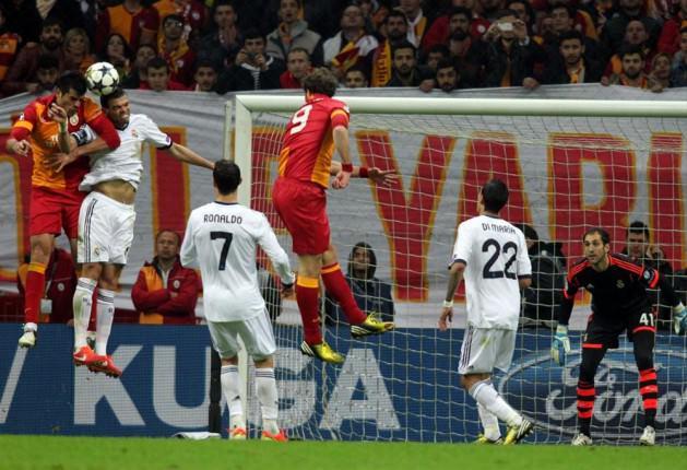 <p>Galatasaray'ın yaşattığı zor dakikaların ardından konuşan Mourinho, "Gergin olacak veya gerginliği hissedecek vaktim yoktu... Galatasaray 50 bin kişi ve 11 oyuncuyla oynadı... Çok zor bir maç oldu. Durumu 2-0 yapabilirdik ama gelen gol maçı değiştirdi" dedi. Maçın ikinci yarısının izleyenleri şaşkına çevirdiğini belirten The Sun, Ronaldo'nun ikinci yarının başında kaçırdığı golle 'insan olduğunu' gösterdiğini belirtti.</p>
