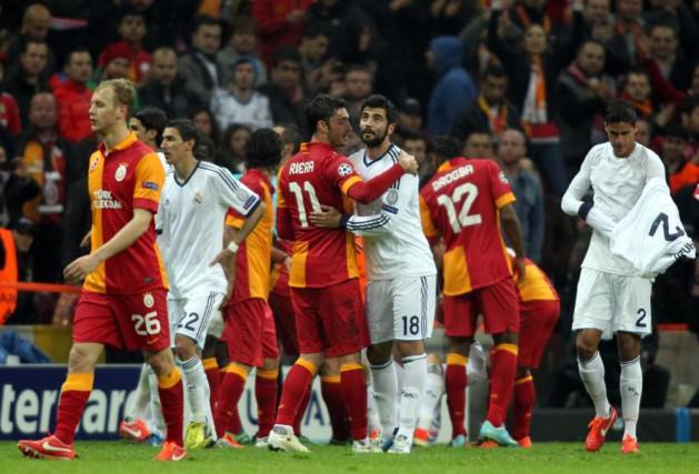 <p>Alman Die Welt gazetesi, 3-0'ın rövanş maçında Galatasaray'ın Real Madrid'e korku yaşattığını belirtti. Haberde, Sneijder ve Drogba'nın gollerinin geç geldiği ve bir üst tura çıkmak için Galatasaray'a yetmediği vurgulandı.</p>