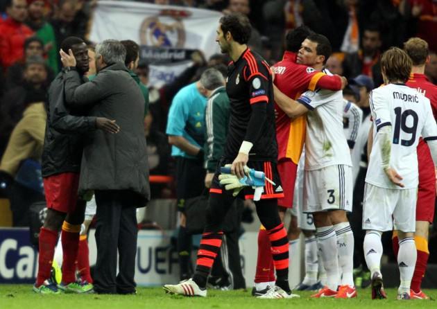 <p>Alman Der Spiegel dergisi internet sayfasındaki haberinde, Galatasaray-Real Madrid maçına geniş yer verdi. Şampiyonlar Ligi çeyrek final maçında Galatasaray'a karşı erken gol bulan Real Madrid, ikinci yarıda "güçlü bir titreme" yaşadı. Real Madrid yenilmesine rağmen yarı finale çıkmayı başardı.</p>