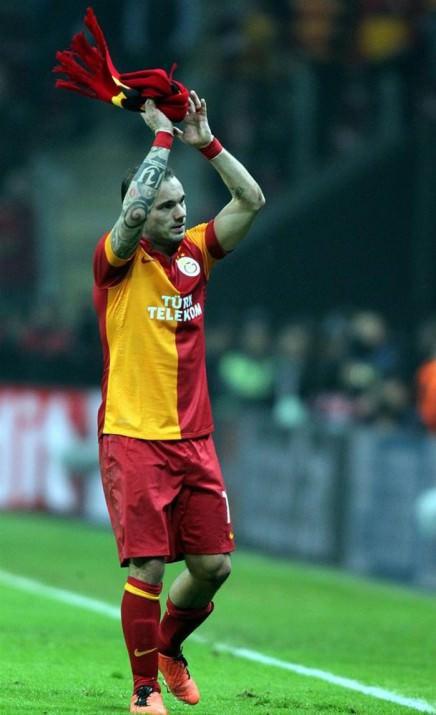 <p>Almanya'nın en yüksek trajlı gazetesi Bild, Real Madrid'in İstanbul'da felaketle sonuçlanabilecek bir ikinci yarı yaşamasına rağmen Galatasaray'ı eleyerek yarı finale yükseldiğini yazdı.</p>