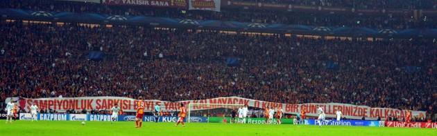 <p>İngiliz Daily Mail gazetesi: Real Madrid, Galatasaray karşısında panik dolu bir ikinci yarı yaşamış olsa da Şampiyonlar Ligi'nin son dört takımı arasına girmeyi başardı. Real, 7'inci dakikadan sonra turu cebine koymuş göründü ancak Emmanuel Eboue'nin 57'inci dakikadaki golüyle korku dolu anlar yaşadı.</p>