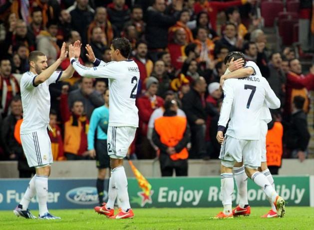 <p>İngiliz televizyonu Skysports: Real Madrid, İstanbul'da oynanan maçta nabzı çok yüksek bir ikinci yarı yaşadı ancak turu geçmeyi başardı. Real, Ronaldo'nun açılış golüyle rahat bir gece geçireceğini düşünürken ikinci yarıda gelen gollerle zor anlar yaşadı.</p>