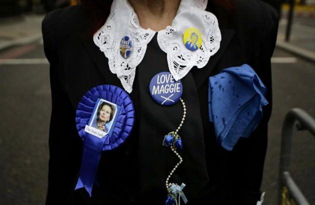 <p>İngiltere eski Başbakanı Margaret Thatcher'ın naaşı, dün İngiliz Parlamentosu içerisindeki Saint Mary Kilisesi'ne yerleştirilmişti. Parlamenterlerin, başbakanlık çalışanlarının ve Thatcher'ın ailesinin katılacağı törenin ardından "Demir Leydi"nin naaşı gece boyunca kilisede bekletildi.</p>