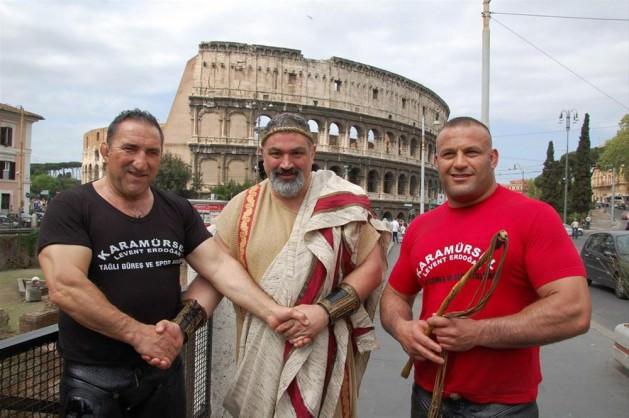 Soruları yanıtlayan Ahmet Taşçı, "Roma'da olmak çok güzel bir duygu. Burada kültür zenginliğine geldik. Bu kültür şenliği bizi çok memnun etti. Burada tarihi çok eskilere dayanan Roma'da, Kolezyum'da ata sporumuzu icra etmek bizi çok mutlu etti" dedi.