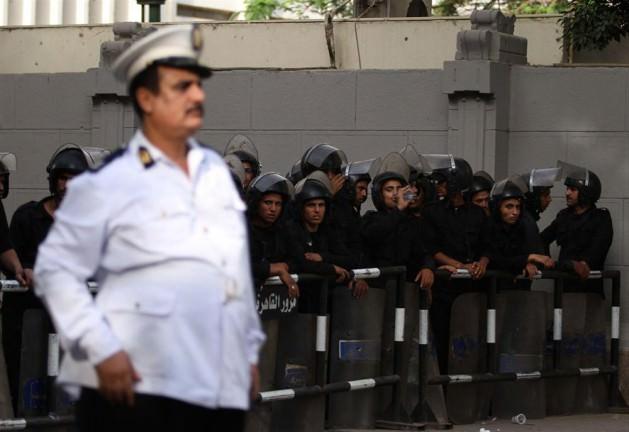 Başkent Kahire'deki Mısır Radyo ve Televizyon Kurumu (Maspero) binası &ouml;n&uuml;nde toplanan kadınlar, Mısır Enformasyon Bakanı Abdulmaksut'un istifa etmesini istedi.