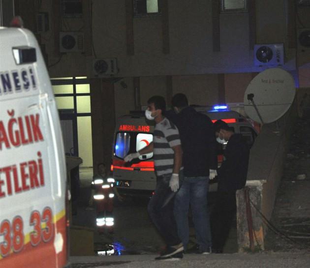 Suriye'deki saldırılarda kimyasal silah kullanıldığı iddiaları nedeniyle hastane ve çevresinde önlem alındığı, sağlık görevlilerinin özel kıyafetler giydiği ve maske taktığı görüldü.
