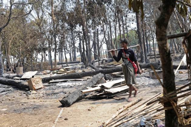 <p>Myanmar'da Müslümanlar yine saldırıya uğradı. Ülkenin iç kesimlerinde Budistler, Müslümanlara ait 2 cami ve 157 evi ateşe verdi. 1 kişinin öldüğü saldırıda Kur'an-ı Kerim de parçalandı.</p>