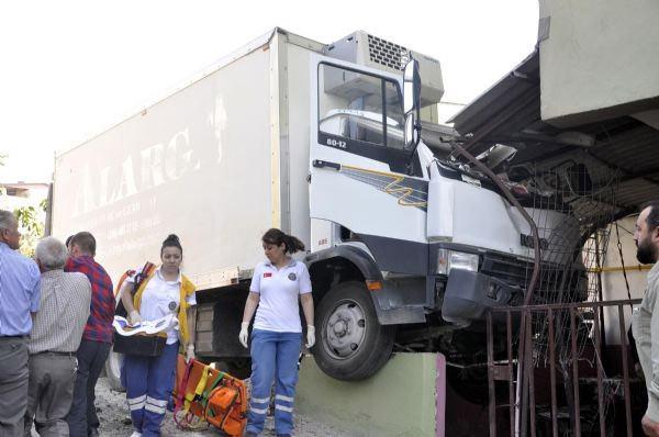 Uysal, hızlanan kamyonun faciaya neden olmaması için aracı yolun sağındaki boş araziye yönlendirdi.