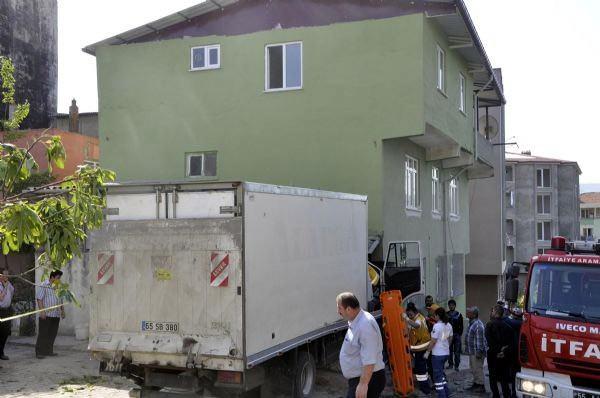 Kamyonda sıkışan sürücü Erol Uysal, itfaiye ekipleri tarafından kısa sürede kurtarılıp ambulansla Eğitim ve Araştırma Hastanesi'ne kaldırılarak tedaviye alındı.