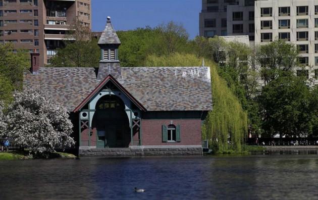 Yırtıcı yapısı ve bulunduğu ekosistemi istila etmesi nedeniyle &lsquo;Fishzilla&rsquo; adı verilen snakehead balığının avlandığı Central Park'taki Harlem G&ouml;l&uuml; &ccedil;evresine uyarı levhaları yerleştirildi.