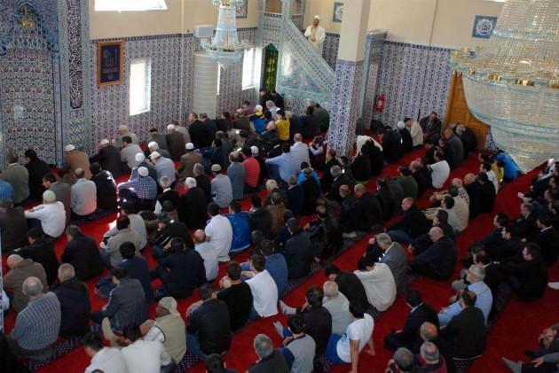 <p>Kral ve Kraliçe, Fittja Ulu Cami'de 20 dakika kaldıktan sonra diğer programlarına katılmak üzere camiden ayrıldı.</p>