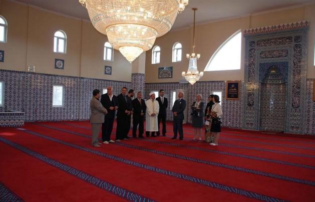<p id="InfoCpt" class="Caption">Cami girişinde ayakkabılarını çıkaran Kral Carl 16. Gustaf ve Kraliçe Silvia'yı cami cemaati ile İmam Ergin Öğcem karşıladı.</p>