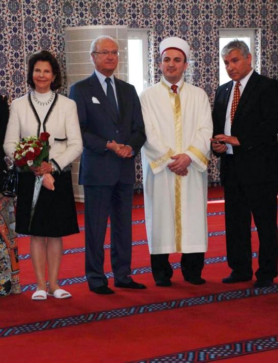 <p>İmam Öğcem ve Botkyrak İslam Derneği Başkanı İsmail Ökur, ziyaretten sonra yaptıkları açıklamada, Kralın camiyi ziyaret etmesinden dolayı çok memnun olduklarını belirttiler.</p>
