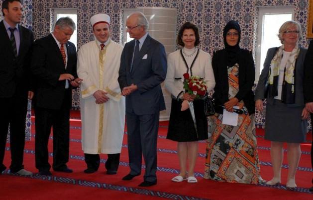 <p id="InfoCpt" class="Caption">Kral ve Kraliçe'ye, caminin Selçuklu, Osmanlı ve yeni Türk mimarisinden örnekler taşıdığı ancak kubbesinin İsveç mimarisi örnek alınarak yapıldığı açıklandı. Kral Carl 16. Gustaf, camide İsveç mimarisi kullanılmasından memnuniyet duyduğunu söyledi.</p>