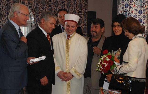<p id="InfoCpt" class="Caption">Kral ayrıca, cami duvarında elektronik saatler ile gösterilen namaz vakitlerini de sorarak, namazlar arasında fark olup olmadığını sordu. İmam Öğcem ise namazlar arasında fark olmadığını ancak cuma namazının Müslümanlar için çok önemli olduğunu söyledi.</p>