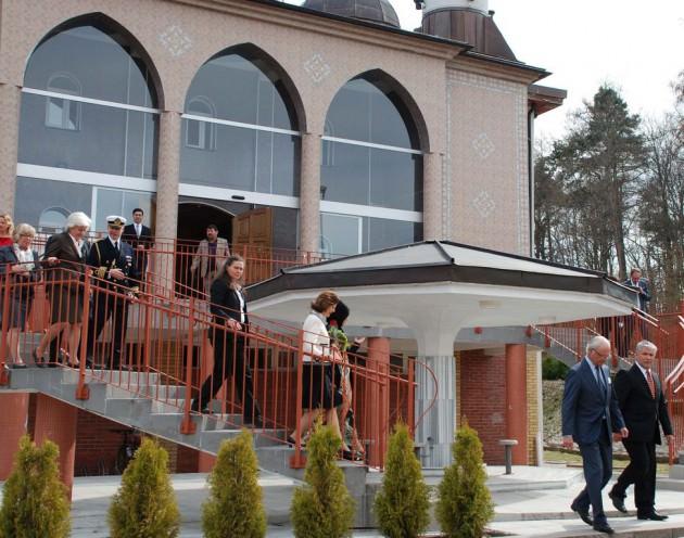 <p id="InfoCpt" class="Caption">Kraliçe Silvia'nın da eşlik ettiği gezini adreslerinden birisi de geçen hafta ilk kez minaresinden ezan okunmasına izin verilen Fittja Ulu Cami de vardı.</p>