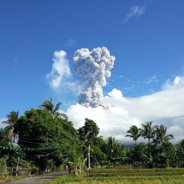 Yanardağın faaliyete ge&ccedil;tiği anlarda, 27 kişilik bir grup b&ouml;lgedeydi. 