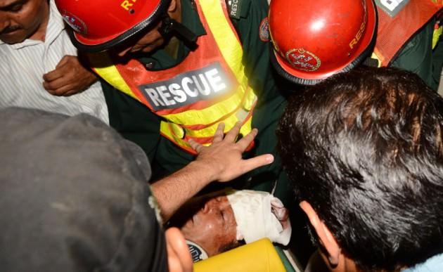 <p>İmran Han, "Halk 11 Mayıs'ta yeni bir yaşam istediğini göstermek için sandıkta tüm gücünü göstermeli. Seçmenler Cumartesi günü yeni bir Pakistan isteyip istemediklerine karar verecek" dedi.</p>