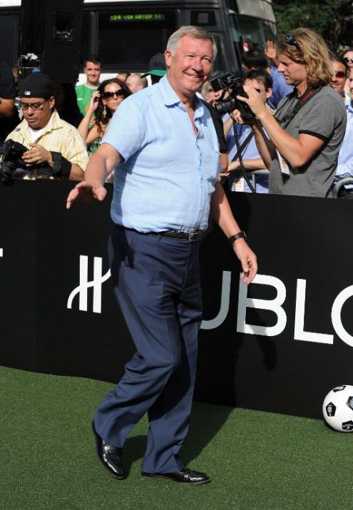 <p>Ferguson, gençliğindeki işçi eylemlerini şöye anlatıyor: ‘’ İyi terbiye almıştık. Zamanımız futbol oynamak ve kavga etmekle geçiyordu. Hep bir arada yaşadığımız için birbirimize çok bağlıydık. Sanki, ‘Kapımızı hiç bir zaman kitlemezdik’ lafı bizim için söylenmişti . Bir gün kapında şöyle bir not bulabilirdin : ”Lizzie, bir fincan şeker ödünç aldım.” İnsanlar her şeyi paylaşırdı. Birbirimize yardım etmek için ortak sebeplerimiz vardı çünkü hep bir arada yaşar ve de çalışırdık. Bu durum hayat boyunca sağlıklı ilişkler kurmama yardımcı oldu.’’</p>