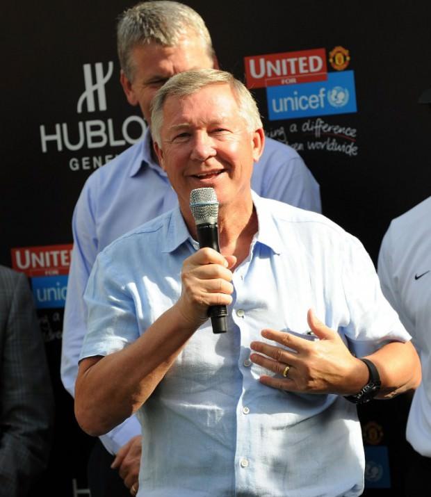<p>Ferguson, oyuncularıyla olan ilişkilerini ise şöyle anlatıyor: ‘’Antremanda futbolcuları eleştirmek doğru değil. Herkes gibi onlar da 'Aferin' dediğinizi duymak ister. Fakat maçtan sonra kazansanız da kaybetseniz de hatalarını söylemek zorundasınız. Eğer tek bir futbolcuyla konuşmak istiyorsanız onu herkesin içinde yerden yere vuramazsınız.’’</p>