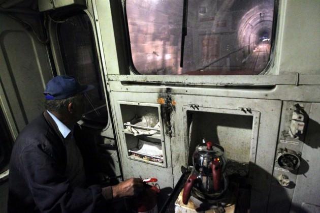 Yirmi yılın sonunda yol bekçisi Mustafa Doğan, Mustafa Çavuş olur. Arazinin yapısı ve doğa şartlarının çetinliği nedeniyle TCDD için tehlikeli ve önemli bir bölge olan Pozantı- Belemedik, Belemedik-Hacıkırı, Hacıkırı-Bucak istasyonları arasında görev yapmaya devam eder Mustafa Çavuş. Belemedik-Hacıkırı istasyonları arasında uzunluğu 4 kilometreyi bulan, uzunlu kısalı tam 10 kilometre tünel geçişi vardır.