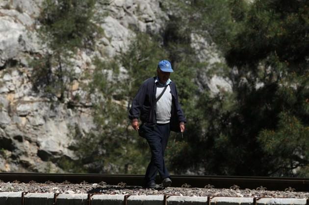 Unvanın değişimi görevinin ağırlığını azaltmamış aksine yeni sorumluluklar yüklemiş. Ama işçiler ona "Çavuşum" diye seslenmeye devam ediyor. Değişen sadece unvanı değil. Gümbür gümbür gelen trenlerin yerini de artık elektrikli hızlı trenler alıyor.