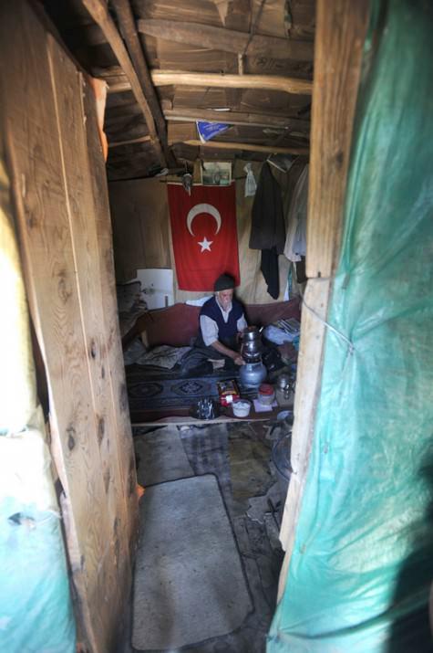 Kahramanmaraş'ta yaşayan 66 yaşındaki Bayram Oğul, 14 yaşından beri Gavur Gölü kıyısına kurduğu barakada kentten uzak yaşam sürüyor.