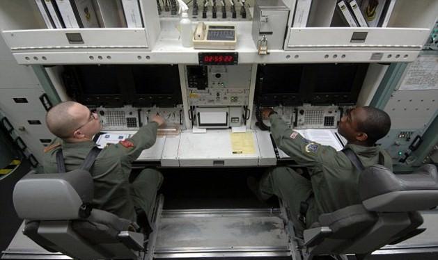 <p>ABD yapımı filmlerde sık sık g&ouml;r&uuml;ld&uuml;ğ&uuml; &uuml;zere, silahı kullanma emri; a&ccedil;tığı &ccedil;antadaki kodları girmesiyle Başkan tarafından verilir ve tetiğe basma işlemi başlar...</p>