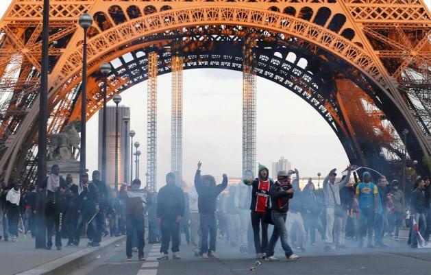 <p id="InfoCpt" class="Caption">Hafta sonu Lyon'u deplasmanda mağlup ederek 19 yıl sonra Fransız 1. Ligi şampiyonu olan Paris-Saint-Germain kul&uuml;b&uuml;n&uuml;n kupa t&ouml;reninde hooligan ter&ouml;r&uuml; esti.&nbsp;</p>