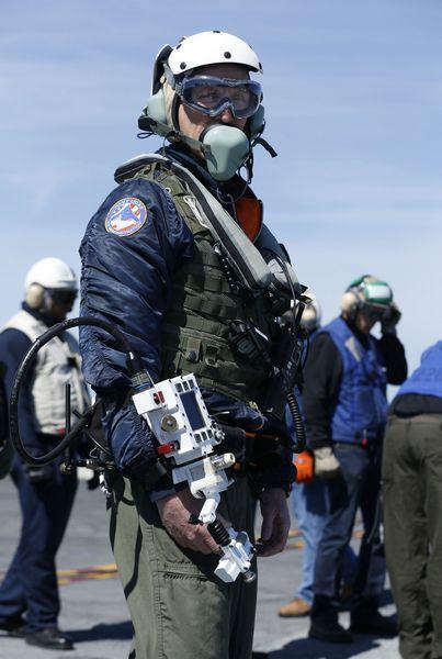 <p>Savaş gemisinden kalkmak ve gemiye iniş yapmak i&ccedil;in &ouml;zel olarak tasarlanan, ABD'nin merkez &uuml;s olarak hizmet vermeleri i&ccedil;in başka &uuml;lkelerden izin almadan d&uuml;nyanın her yerinde kullanabileceği X-47B insansız u&ccedil;ağının, USS George H.W. Bush'dan başarılı bir şekilde kalkış yaptığı bildirildi.</p>