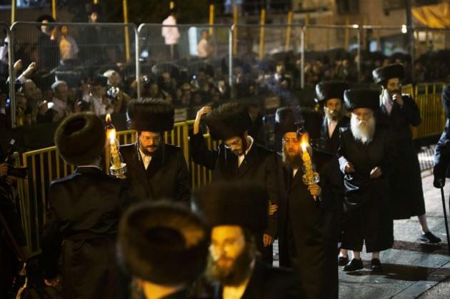 <p>18 yaşındaki damat Shalom Rokeach'ın 19 yaşındaki Hannah Batya Penet ile d&uuml;nya evine girdiği d&uuml;ğ&uuml;ne, d&uuml;nyanın farklı yerlerinden gelen 25 bin Hasidik Yahudi katıldı.</p>