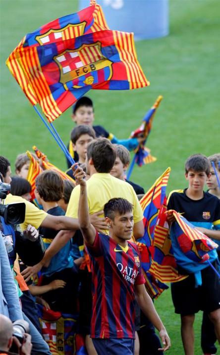 <p>21 yaşındaki Brezilyalı forvet oyuncusu Neymar, Milli Takımı'ndan 1 g&uuml;n izin alarak geldiği Barcelona'da ilk olarak sağlık kontrol&uuml;nden ge&ccedil;ti.</p>