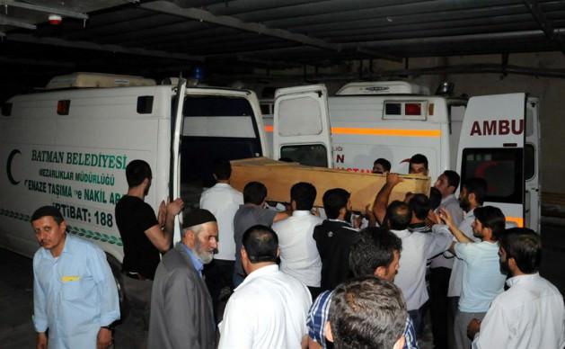 Batman B&ouml;lge Devlet Hastanesi ve Kozluk Devlet Hastanesi'nde otopsileri yapılan cenazeler morgdan alınarak ambulanslarla Batman İkiz Tepe k&ouml;y&uuml; mezarlığına getirildi. 