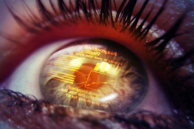 <p><strong>Artırılmış insanlar</strong> <br />Bir gün erkek, bir gün kadın olabilecekler... Ekstra kollar, yaşayacağımız tuhaf yeni yaşam alanlarına uyum sağlamak için kullanılacak ve yeni insan, bugünün insanı için çok tuhaf görünecek” diyor. 80 yıl yaşayabilirsek, en azından fütürist geleceğin neye benzeyeceği hakkında net bir görüş elde edebiliriz.</p>