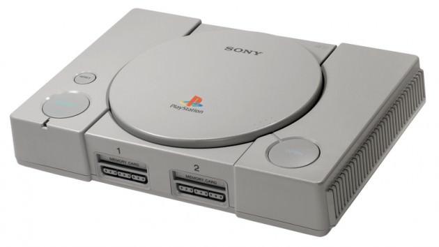 <p><strong>1994: İlk PlayStation</strong><br />Sony, daha sonrasında fenomen haline gelecek ilk oyun konsolunu 1994 yılında çıkardı. Konsol piyasaya çıkışından 9 buçuk yıl sonra 100 milyon birimin üzerinde satan ilk ürün oldu.</p>