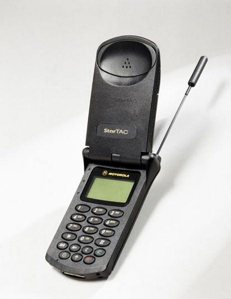 <p><strong>1996: Motorola StarTAC</strong><br />Motorola StarTAC, ilk kapaklı telefon modeli olarak hafızalara kazındı. Model aynı zamanda dünya genelinde popülerlik elde eden ilk cep telefonu olma özelliği de taşıyor.</p>
