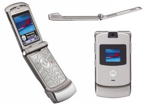 <p><strong>2004: Motorola RAZR</strong><br /><span style="line-height: 13pt;">Motorola RAZR, tasarımıyla teknoloji ve cep telefonu dünyasının en merakla beklenen ve de en çok satan modellerinden biri olmuştu.</span></p>