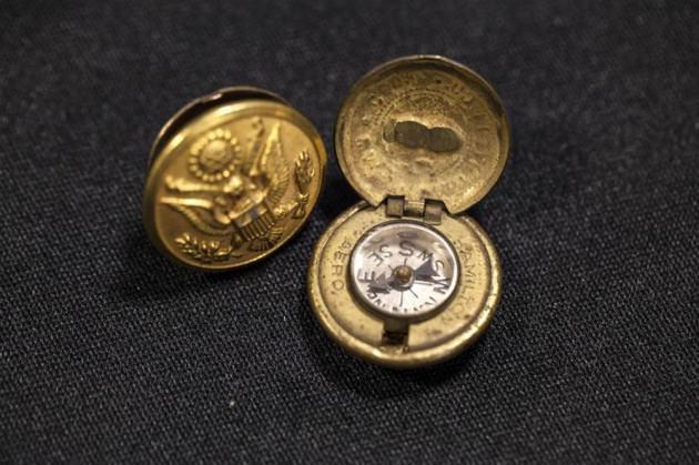 Yalnızca &ccedil;alışanların ve davet edilen misafirlerin gezebildiği m&uuml;zeye giren NBC haber kanalı, merak edilen bir&ccedil;ok par&ccedil;ayı g&ouml;r&uuml;nt&uuml;ledi.  (İ&ccedil;inde pusula olan kol d&uuml;ğmeleri)