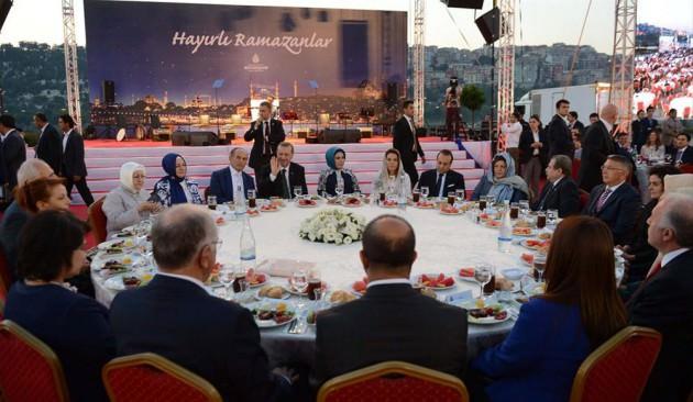 <p>İstanbul Büyükşehir Belediyesi'nce, Haliç Kongre Merkezi'nde iftar düzenlendi. </p>
