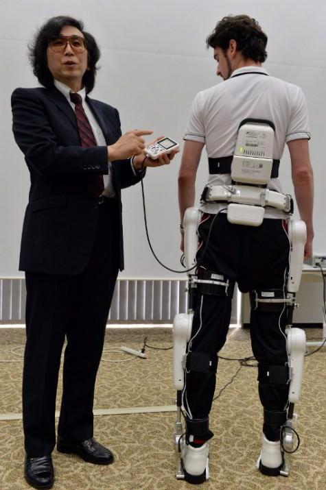 Cyberdyne isimli bir Japon robot üreticisi de yeni bir giyilebilir robotik bir giysi üretti. Bu giysiye de Hibrit Yardımcı Bacak (Hybrid Assistive Limb) adını verdi.