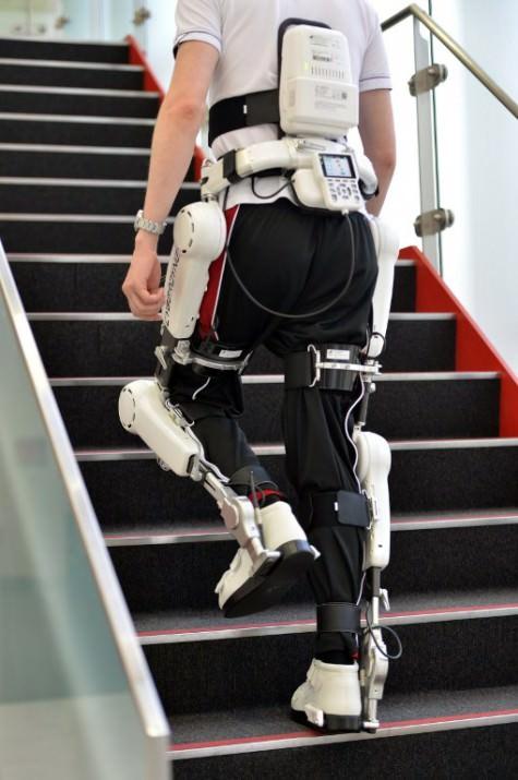 Tsukuba Üniversitesi Cyberdyne genel merkezinde teknolojiyi tanıttı. Geliştirilen bu teknoloji sayesinde engelli veya yaşlı insanların hareketleri öğrenilerek onlara yardımcı olunması planlanıyor.