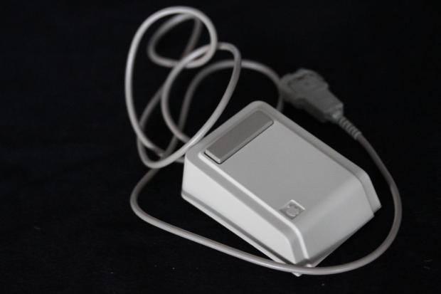 <p id="InfoCpt" class="Caption">En dikkat çeken eşyalardan biri, Jobs’ın kızının adını koyduğu ve satışa sunulan ilk bilgisayar faresi olan ‘Lisa Mouse’ adlı fare.</p>