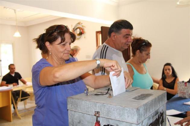 <p>&nbsp;Pakette yer alan d&uuml;zenlemeler ş&ouml;yle: Y&uuml;zde 10 barajıyla devam edilebilecek. Baraj y&uuml;zde 5'e &ccedil;ekilip, 5'li gruplandırmayla Daraltılmış B&ouml;lge Se&ccedil;im Sistemi uygulanabilecek. &Uuml;&ccedil;&uuml;nc&uuml; se&ccedil;enek olarak da &uuml;lke barajını tamamen kaldırılarak, Dar B&ouml;lge Se&ccedil;im Sistemi getirilebilecek.</p>